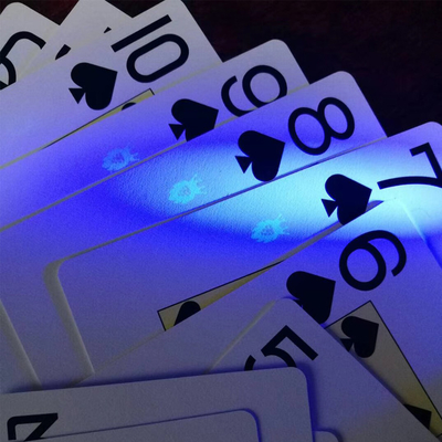 kopen Gepersonaliseerde milieuvriendelijke CMYK / Pantone kleurenprinten Gepersonaliseerde UV gemarkeerde casino speelkaarten online manufacture