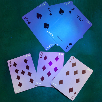 kopen Aangepaste bedrukking Volwassen Spel Poker Beveiliging Anti-namaak Casino Speelkaarten Lichtgevend online manufacture