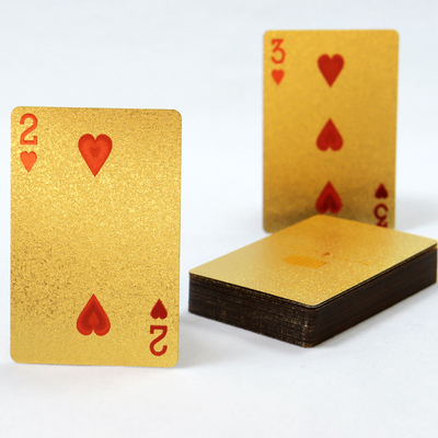 63*88mm Spel Aangepast Ontwerp Plastic Poker Speelkaarten Met Tuck Box 100% Waterdicht Goud Productie