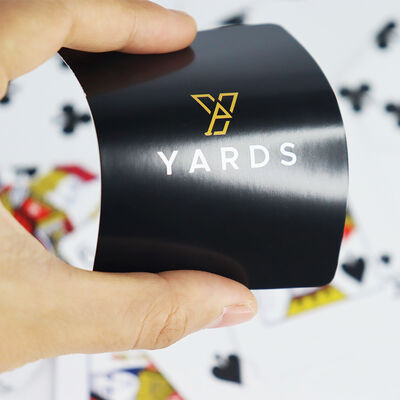 Op maat gemaakte 100% PVC luxe pokerspeelkaarten met 24-karaats goudblauwe kern en aangepast logo voor gezinnen